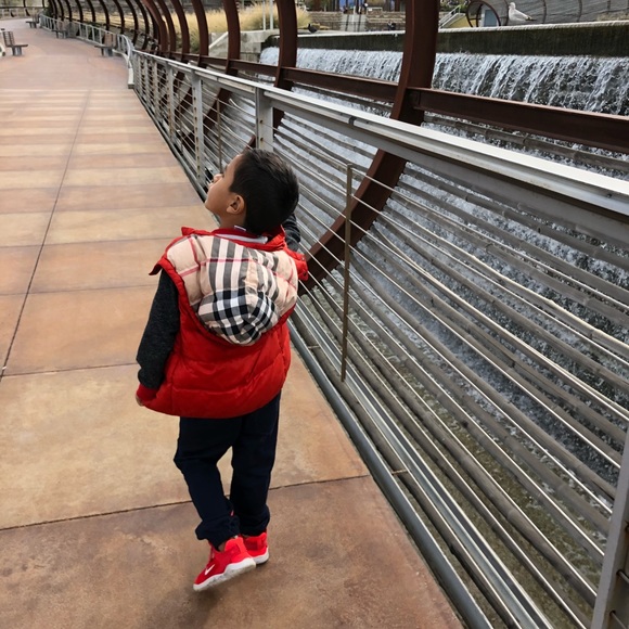 burberry kids red puffer vest - Picture 2 of 8